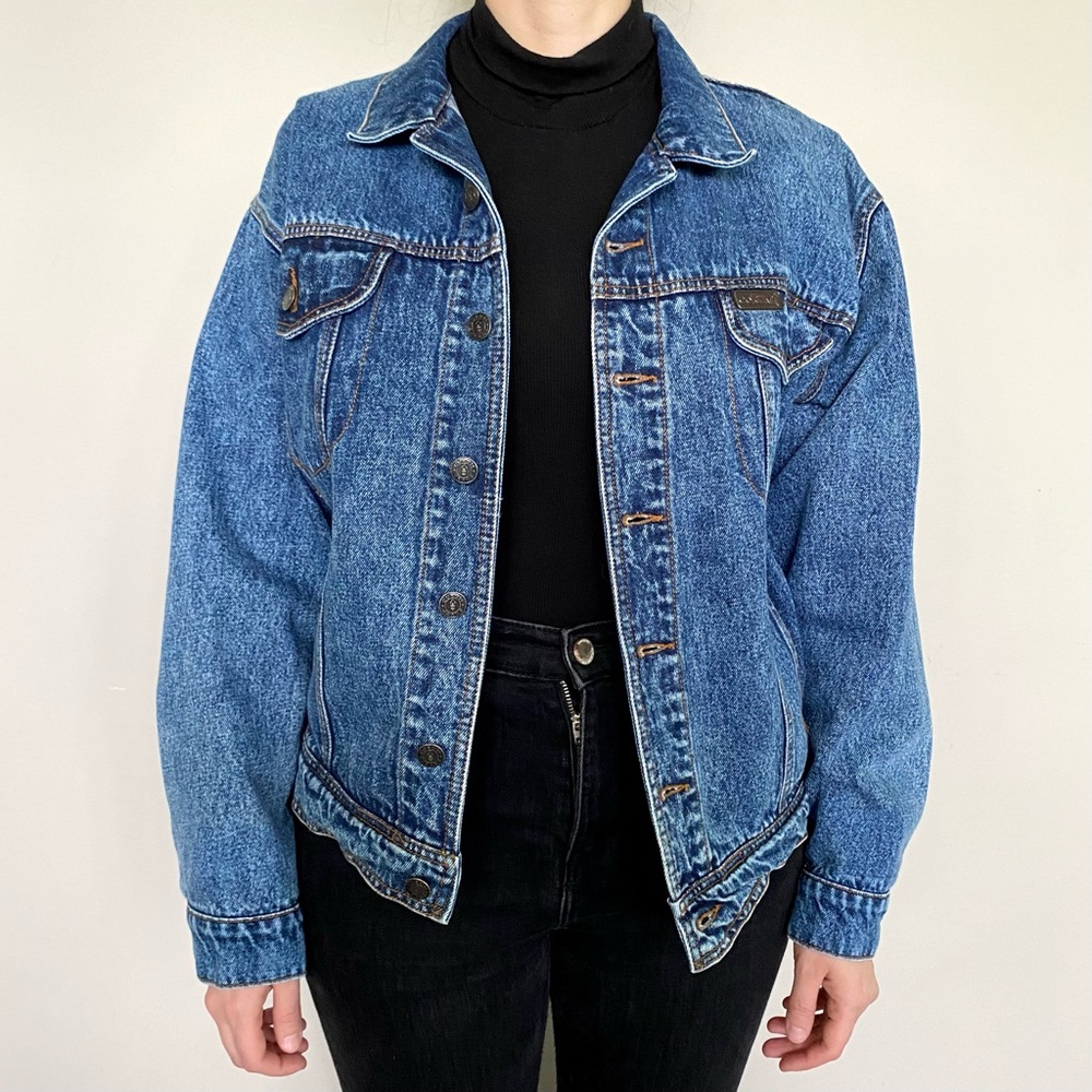 Vintage Corum medium-wash denim jacket. 💙